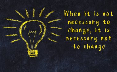 Bir karatahtaya ve bir ampul çizimine elle yazılmış akıllı bir alıntı.