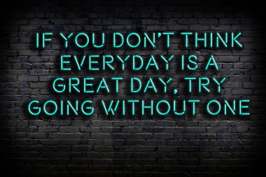 Tuğla duvardaki ışıklı neon tabela olarak bilgece alıntı