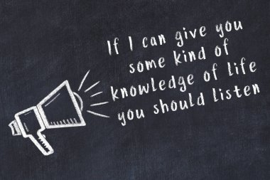 Bilge motivasyonel yazıtlı siyah karatahtaya hoparlör çizimi