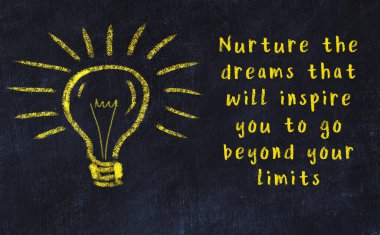 Bir karatahtaya ve bir ampul çizimine elle yazılmış akıllı bir alıntı.