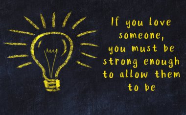 Bir karatahtaya ve bir ampul çizimine elle yazılmış akıllı bir alıntı.