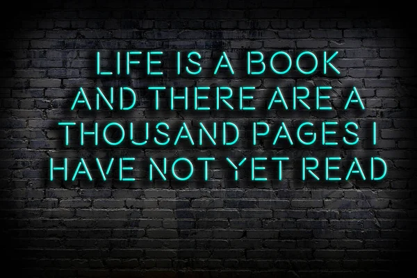 Умная Мотивационная Цитата Неоновая Вывеска Кирпичной Стене Темноте — стоковое фото