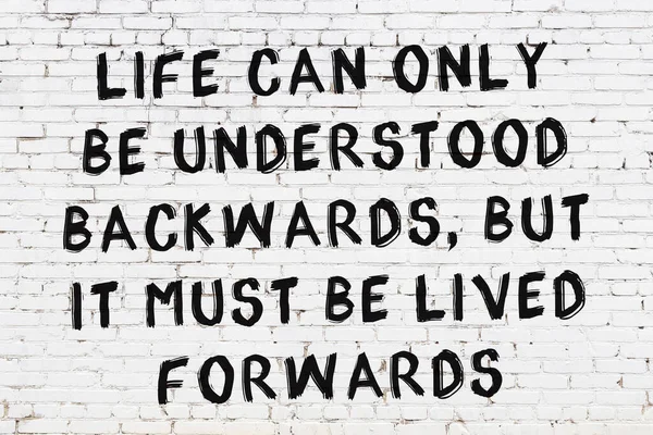 Чорний Пофарбований Напис Розумної Цитати Білій Цегляній Стіні — стокове фото