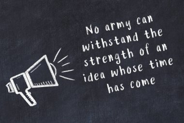 Bir hoparlörün tebeşir çizimi ve siyah karatahtaya el yazısıyla yazılmış alıntılar