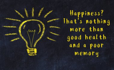 Bilgece bir alıntı ve siyah karatahtaya bir ampul çizimi