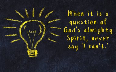 Bilgece bir alıntı ve siyah karatahtaya bir ampul çizimi