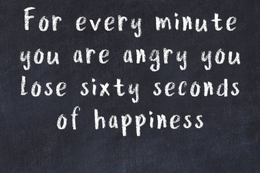 Siyah masa üzerine tebeşirle yazılmış zekice bir söz.