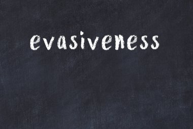 Siyah boyayla yazılmış beyaz tuğlalı bir duvar.