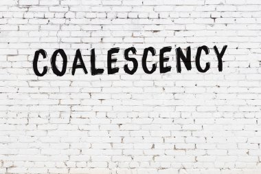 Yazıt bütünlüğü beyaz tuğla duvara siyah boya ile yazılmış..