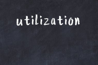 Siyah boyayla el yazısıyla yazılmış beyaz tuğla duvar.