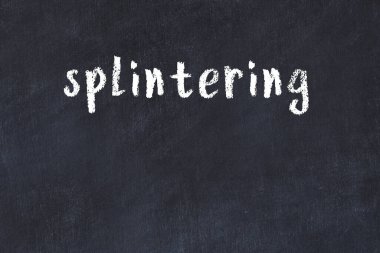 Üzerinde yazı olan beyaz tuğla duvar. El yazısıyla siyah boya.