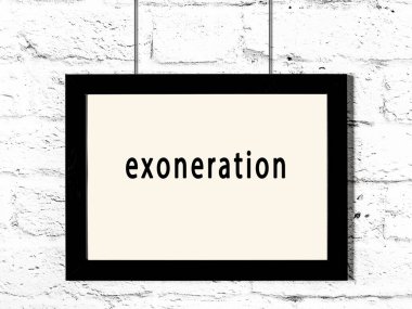 Beyaz tuğla duvara asılmış siyah ahşap çerçeve. 