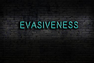 Tuğla duvara karşı yazıtsal kaçınma özelliği olan neon levhası. Gece görünümü