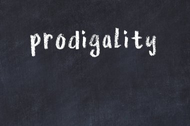 Beyaz tuğlalı duvar, üzerinde siyah boya ile yazılmış harikulade yazılar var.