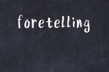 Yazılı beyaz tuğla duvar. Siyah boyalı el yazısı.