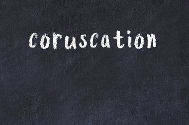 Yazılı beyaz tuğla duvar. Siyah boyalı el yazısı.