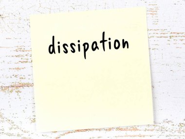 Dağılmayla ilgili hatırlatma kavramı. Tahta duvarda üzerinde yazı olan sarı yapışkan kağıt.