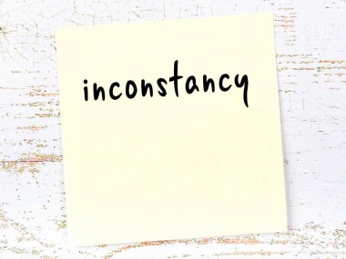 Sadakatsizliği hatırlatma kavramı. Tahta duvarda üzerinde yazı olan sarı yapışkan kağıt.