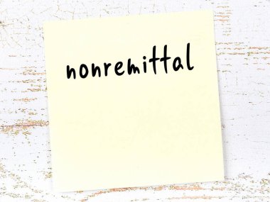 Tahta duvardaki sarı yapışkan notta el yazısıyla yazılmış bir yazı var.