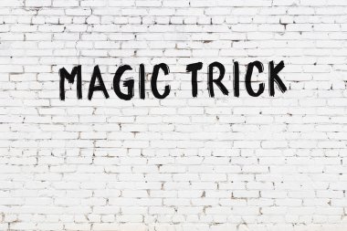 Yazılı beyaz tuğla duvar. Siyah boyayla yazılmış sihirli numara.