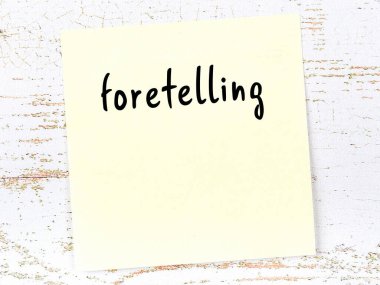 Tahta duvardaki sarı yapışkan notta el yazısıyla yazılmış bir kehanet var.