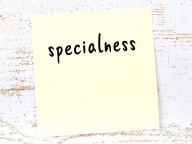 Tahta duvardaki sarı yapışkan notta elle yazılmış bir yazı spesiyali var.