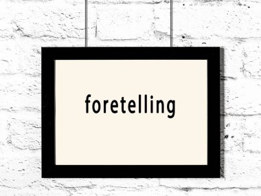 Beyaz tuğla duvarda yazılı siyah ahşap çerçeve. 