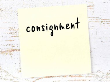 Sevkiyatı hatırlatma konsepti. Tahta duvarda üzerinde yazı olan sarı yapışkan kağıt.