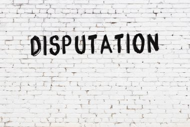 Üzerinde siyah boya bulunan beyaz tuğlalı bir duvar.