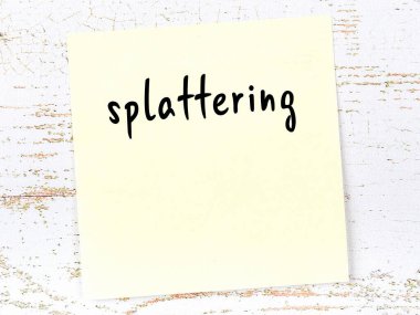 Sıçrama hakkında hatırlatma kavramı. Tahta duvarda üzerinde yazı olan sarı yapışkan kağıt.