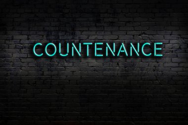 Geceleri duvarda neon levhası var. Yazı yüzü