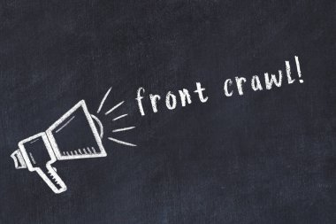 Üzerinde hoparlör ve yazı olan siyah karatahta.