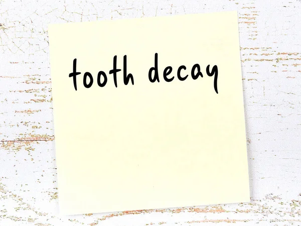 Concept Reminder Tooth Decay Yellow Sticky Sheet Paper Wooden Wall — ストック写真