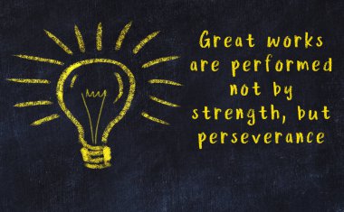 Bir karatahtaya ve bir ampul çizimine elle yazılmış akıllı bir alıntı.