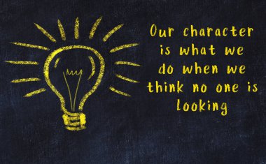 Bilgece bir alıntı ve siyah karatahtaya bir ampul çizimi