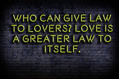 Zekice ve motive edici bir alıntı. Karanlıkta duvarda neon levhası