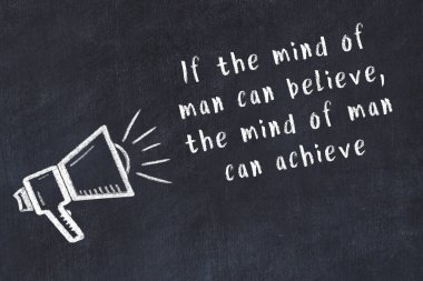 Bilge motivasyonel yazıtlı siyah karatahtaya hoparlör çizimi