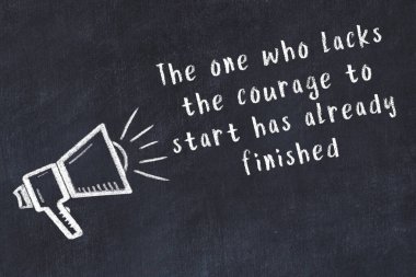 Bir hoparlörün tebeşir çizimi ve siyah karatahtaya el yazısıyla yazılmış alıntılar