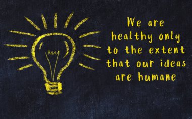 Bilgece bir alıntı ve siyah karatahtaya bir ampul çizimi