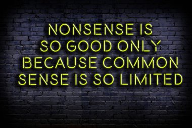 Tuğla duvardaki ışıklı neon tabela olarak bilgece alıntı