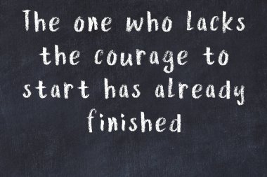 Bilgece motive edici el yazısı tebeşirle yazılmış siyah karatahta