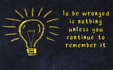 Bir karatahtaya ve bir ampul çizimine elle yazılmış akıllı bir alıntı.