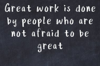 Bilgece motive edici el yazısı tebeşirle yazılmış siyah karatahta