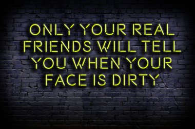 Zekice ve motive edici bir alıntı. Karanlıkta duvarda neon levhası