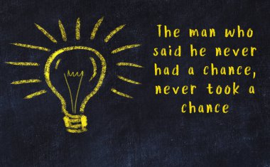 Bir karatahtaya ve bir ampul çizimine elle yazılmış akıllı bir alıntı.