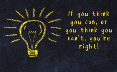 Bir karatahtaya ve bir ampul çizimine elle yazılmış akıllı bir alıntı.