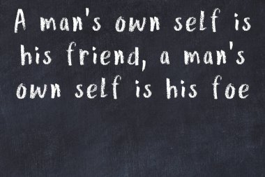 Siyah tahta üzerine akıllı alıntıların el yazması tebeşir yazısı