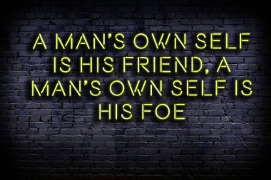 Tuğla duvardaki ışıklı neon tabela olarak bilgece alıntı