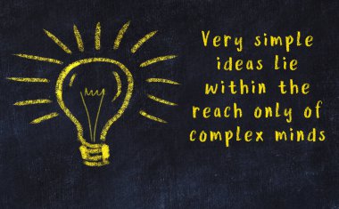 Bilgece bir alıntı ve siyah karatahtaya bir ampul çizimi