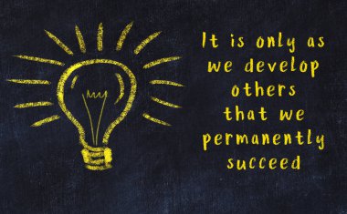 Bilgece bir alıntı ve siyah karatahtaya bir ampul çizimi